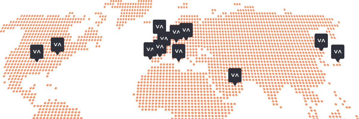 Vasco World Map Pomarańczowa mapa świata w kropki na czarnym tle z szarymi znacznikami VA umieszczonymi w różnych miejscach w Ameryce Północnej, Europie, na Bliskim Wschodzie i w Azji.
